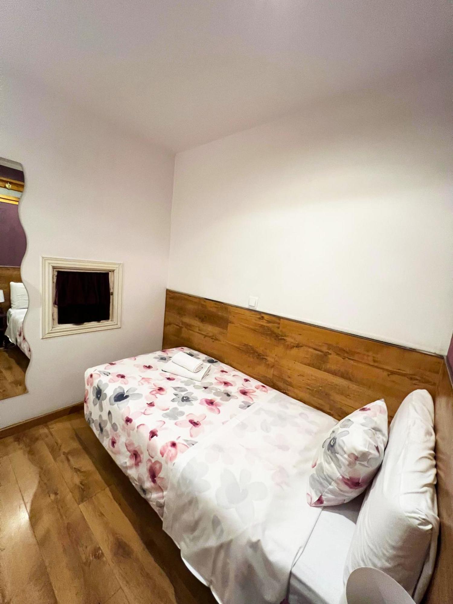 Hostal Abel Victoriano Madrid Bagian luar foto
