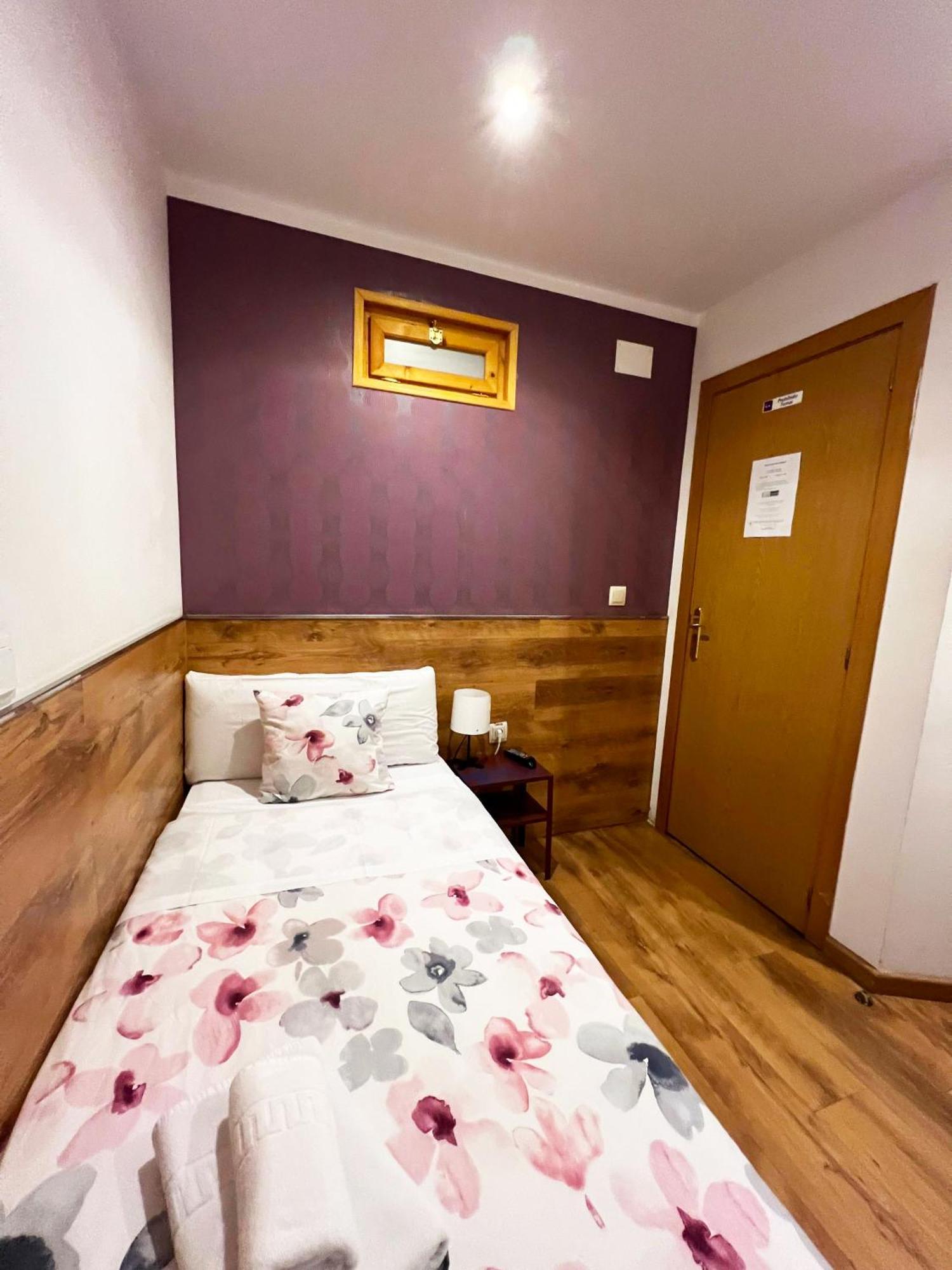 Hostal Abel Victoriano Madrid Bagian luar foto