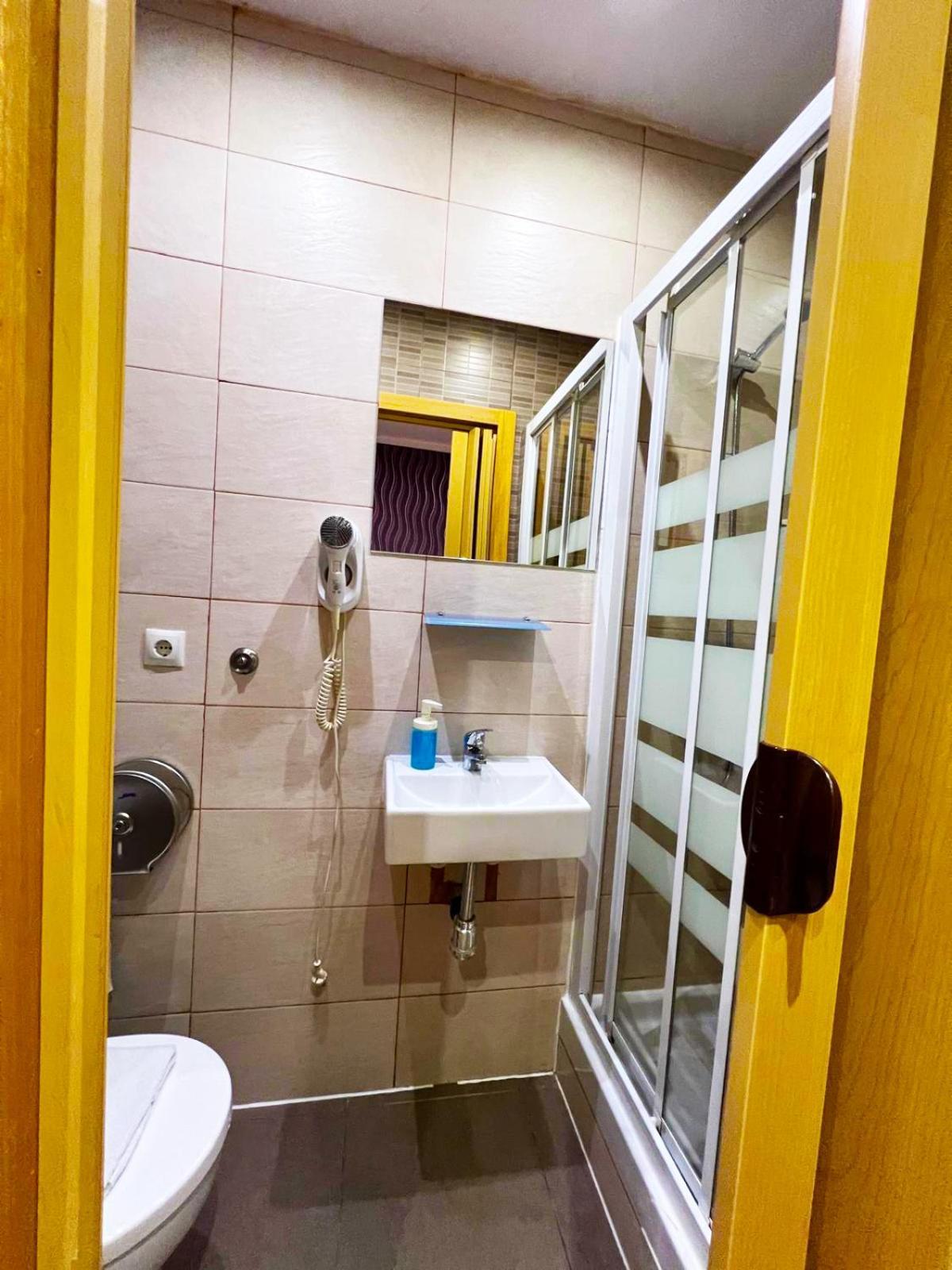 Hostal Abel Victoriano Madrid Bagian luar foto